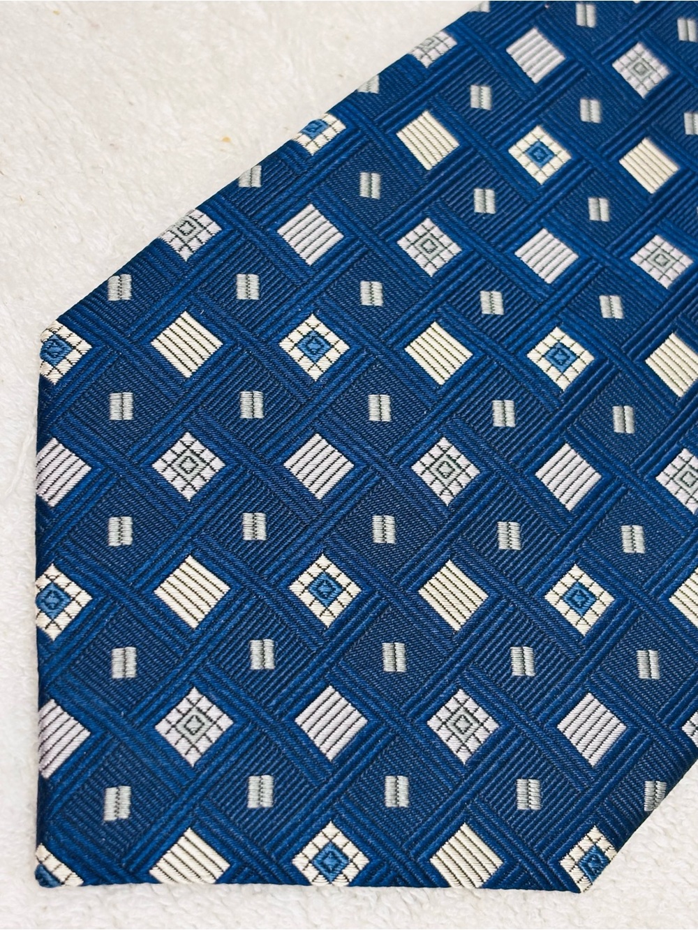 Brand New Stylish Tie By Daniel Gray - Tie Width Is 4 Inches